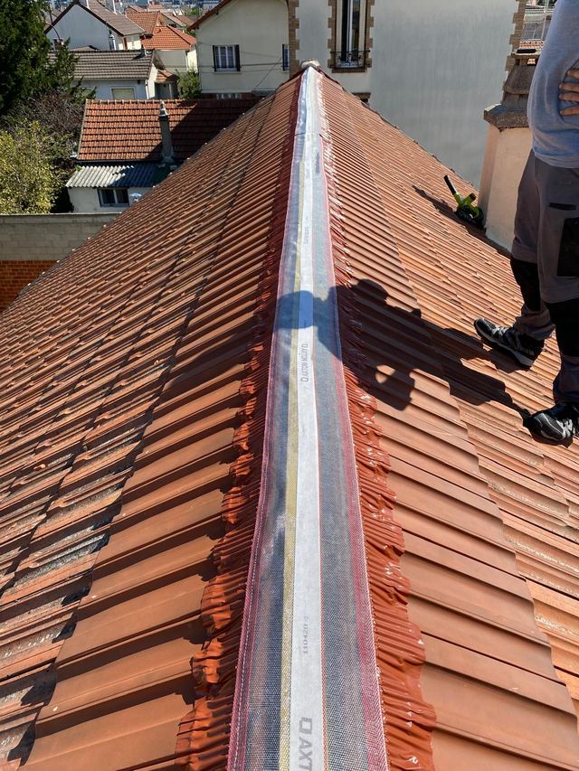Pose d'un closoir ventilé souple sur la ligne de faîte, entre les deux versants de tuiles, secteur de Dammartin-en-Goële